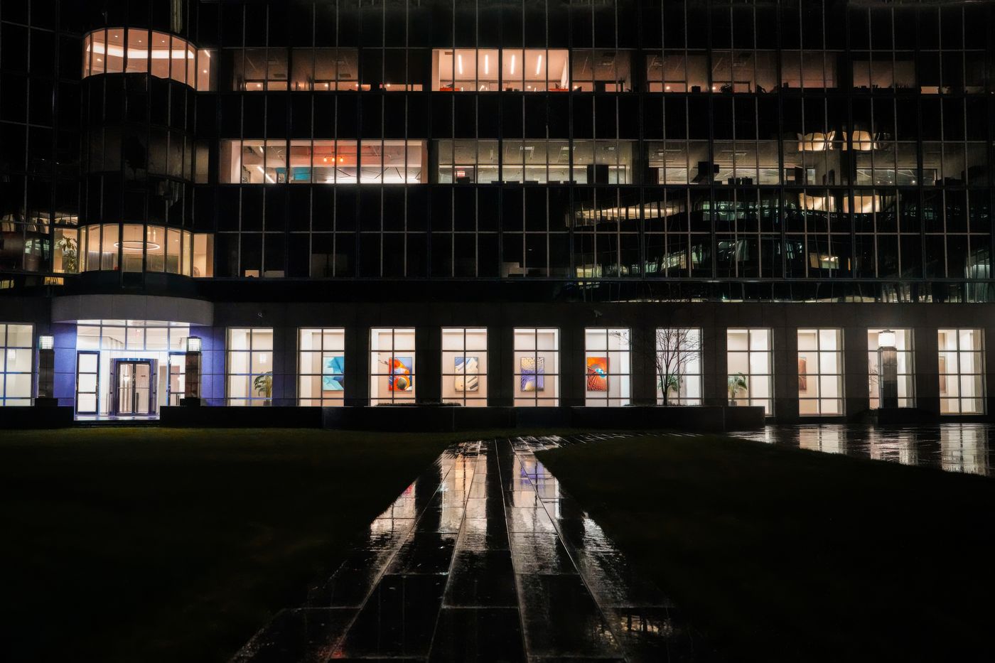 Beleuchtetes Bürogebäude am Abend