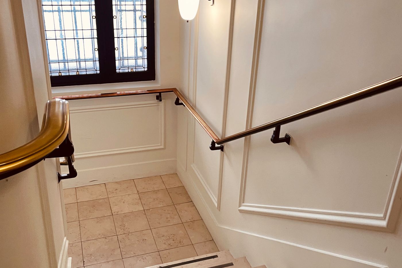 Treppenhaus in einem Altbau mit Holzhandlauf