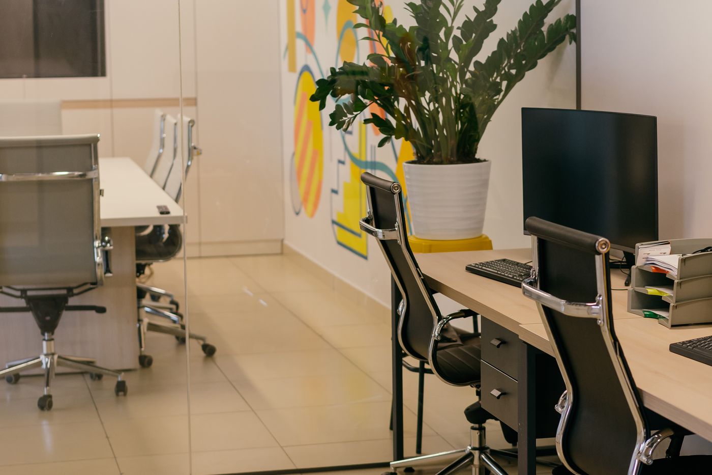 Büro mit Glaswänden und Arbeitsplätzen