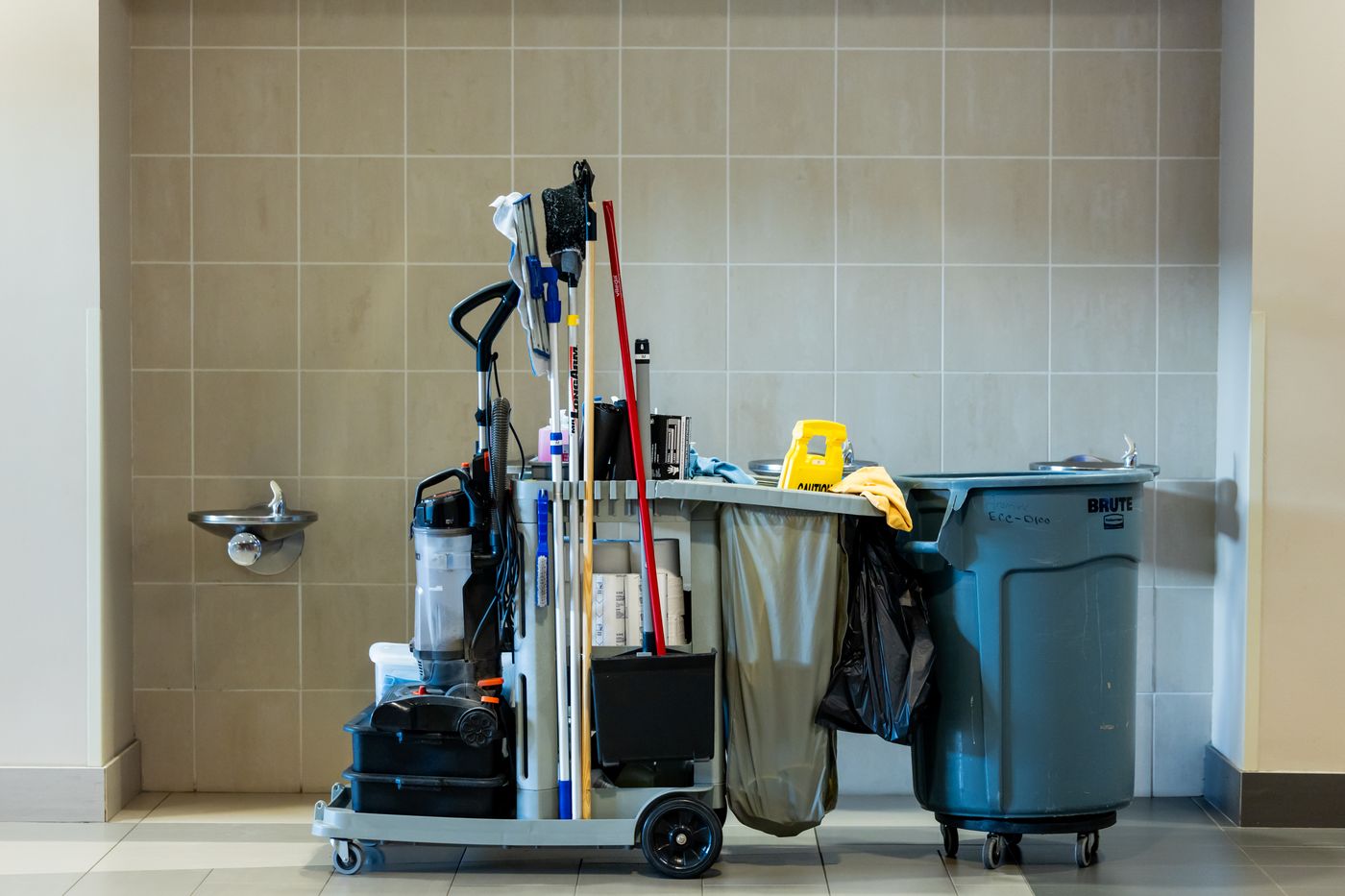 Reinigungswagen mit Mopp, Eimern und Reinigungsmitteln