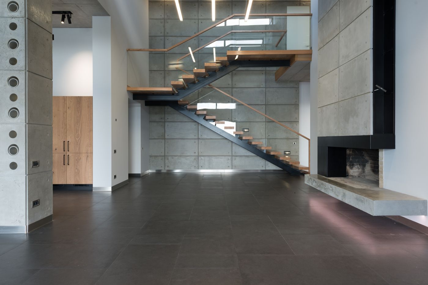 Leere, helle Wohnung mit Fliesenboden und Treppe