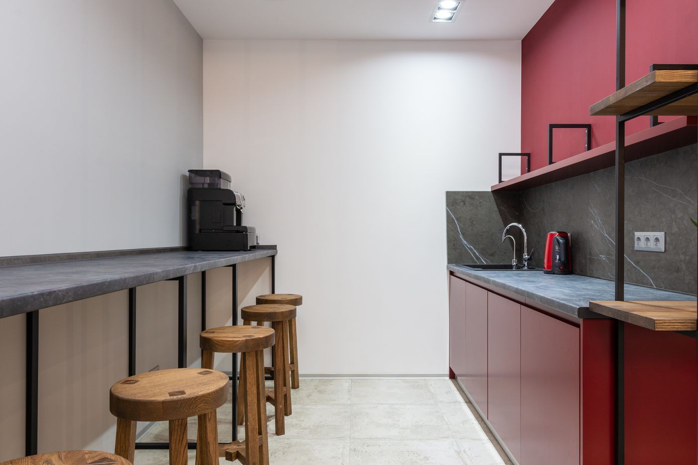Teeküche in einem Büro mit Theke und Hockern